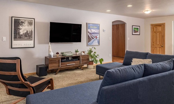 Taku - Campbell House | 2 BR Home Minutes Away from the Airport!