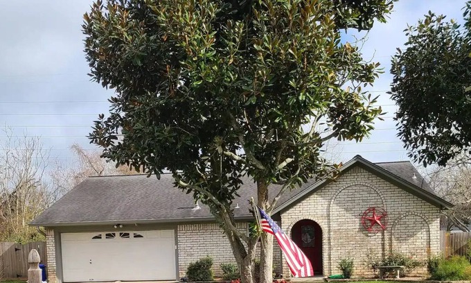 Lake Jackson House | 2 BR home, quiet neighborhood
