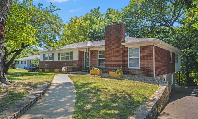 Bashford Manor House | 2-BR Home w 3 Smart TVs |Patio|Backyard |Fire Pit