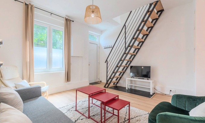 Fives House | 2 BR house w/terrace, near train stations & metro