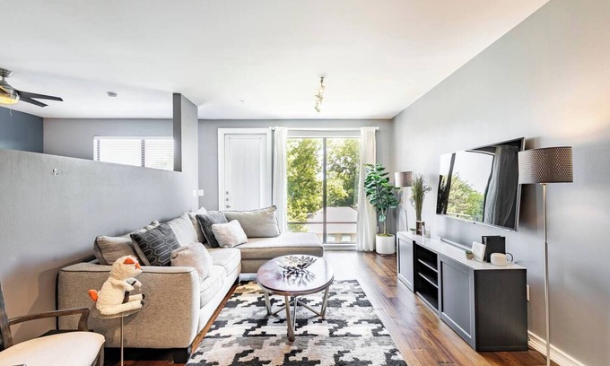 Oak Lawn Condo | 2 BR Oak Lawn Condo WFH Setups Gated Parking