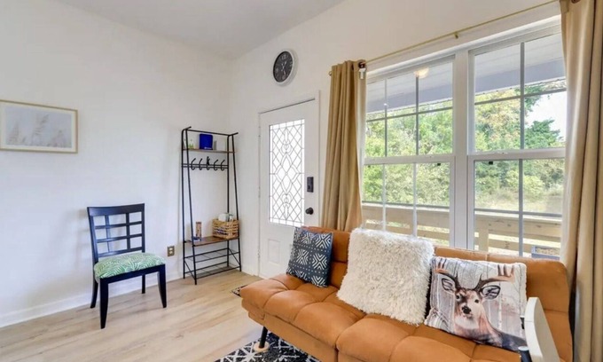Macon House | 2-BR Retreat Near Mercer, Downtown, Atrium, Museums & Parks