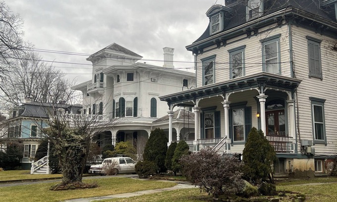 Poughkeepsie Apartment | 2 Br Victorian Apt 2800 sq ft 2 floors with Full Kitchen 2 baths and Laundry