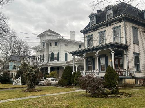 Poughkeepsie Apartment | 2 Br Victorian Apt 2800 sq ft 2 floors with Full Kitchen 2 baths and Laundry