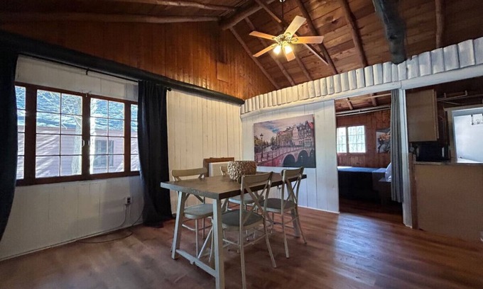 Applegate Cabin | 2 BR, walk to beach, volleyball