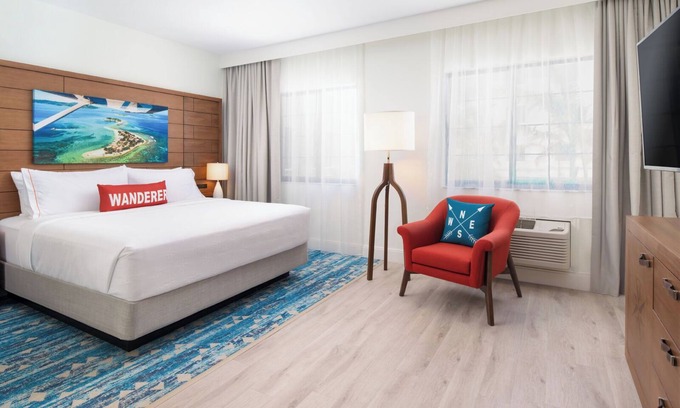 Park Shore House | 2 Bright and Modern Studio Suite with Pool View