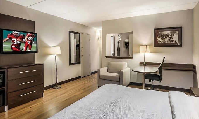 Woburn Hotel | 2 Budget-Friendly Units! Pets Allowed, Just Minutes From The Ottawa River!