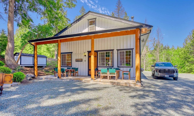 Anacortes House | 2-Cabin Ranch Retreat Near Lake Trails | Sleeps 15