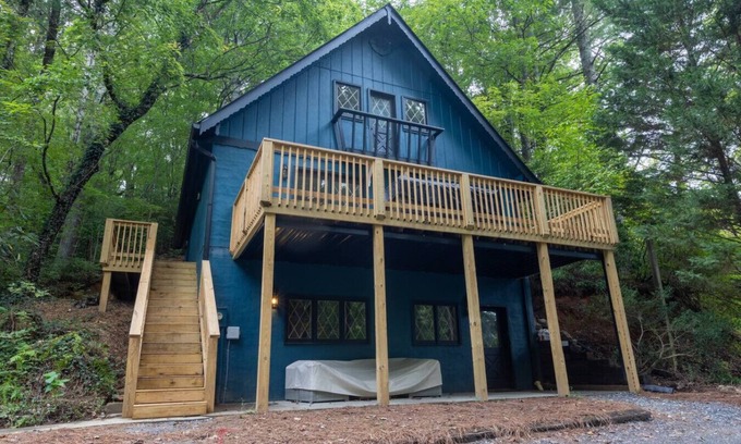 Helen Cabin | 2 Cabins, Walk 2 Helen, Air Hockey, Theater for 40