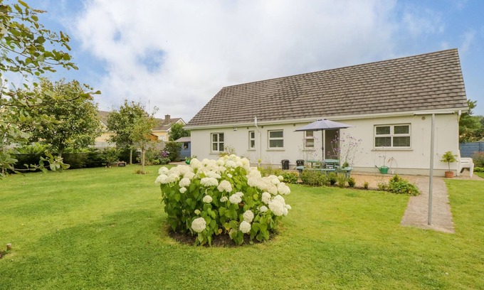 Dromahair Cottage | 2 CASTLE COVE, pet friendly in Dromahair, County Leitrim