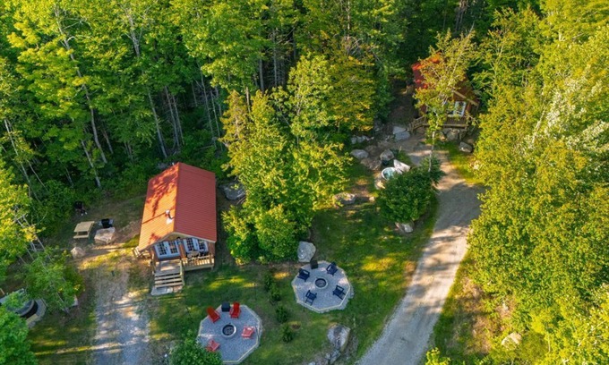 Bethel Cabin | 2 Charming Cabins! 2 Hot Tubs! Dogs Welcomed