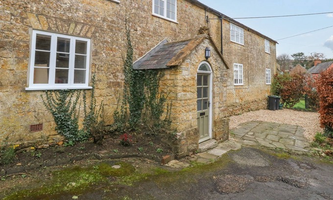Broadwindsor Cottage | 2 CHURCH PATH, pet friendly, with open fire in Broadwindsor