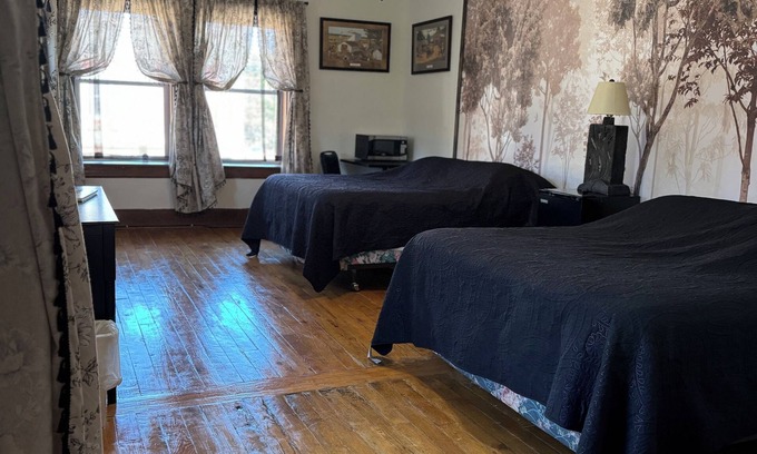 Blanchardville Hotel | 2 Comfortable Queen Beds, Hot Shower & an affordable price!