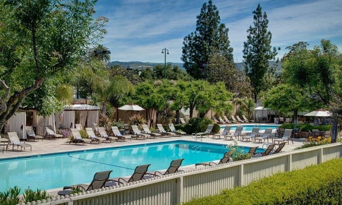 Napa Hotel | 2 Comfortable Suites with Full Kitchen! Pool, Onsite Golf Course & Tennis Courts