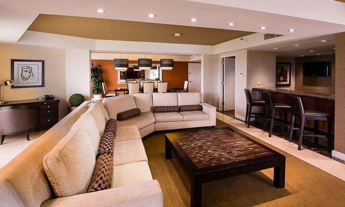 Torrey Pines Hotel | 2 Connecting Suites at a 4⭐️ Hotel