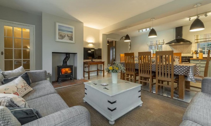 Thornham House | 2 Dix Cottages