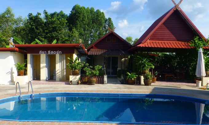 Chiang Wang Apartment | 2 Double bedroom Pool apartment with extensive Kitchen dining room Wi-Fi Aircon