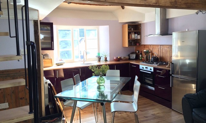 Ashburton Apartment | 2 double-bedroomed Bijou Apartment with Enchanting Secluded Garden