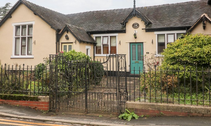Rocester Cottage | 2 DOVE COTTAGE, family friendly, with a garden in Rocester