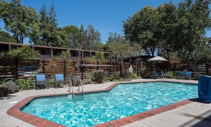 Barron Park House | 2 Eco-Friendly Room with Free Breakfast, Outdoor Pool, Balcony & Parking