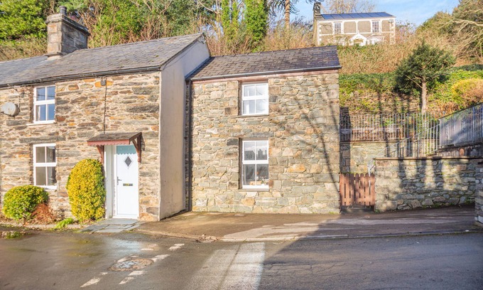 Penrhyndeudraeth House | 2 Efail Wen - Two Bedroom House, Sleeps 4