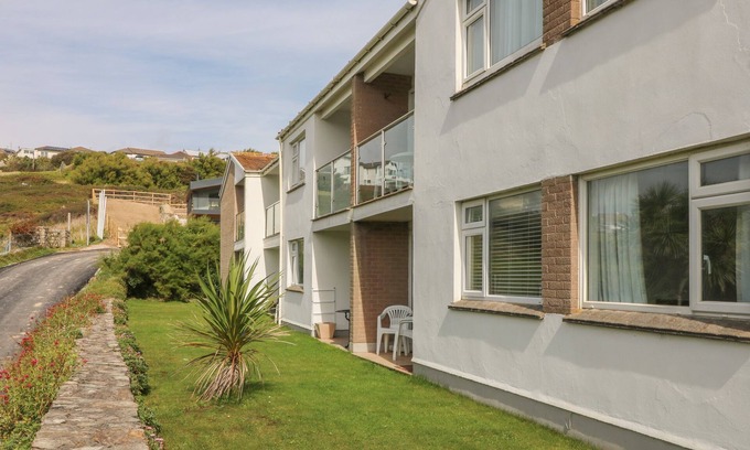 Mawgan Porth Cottage | 2 EUROPA COURT, pet friendly, country holiday cottage in Mawgan Porth