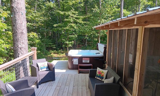 Rising Fawn Cabin | 2 Family Cabins - Hot Tub - Fire Pits - Screened in Porches - 2 miles to Cloudland Canyon Park