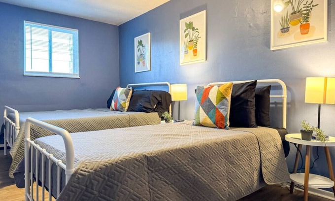 Pittsburgh Apartment | 2 Full Apartments, 4 Bedrooms w/11 beds + Parking