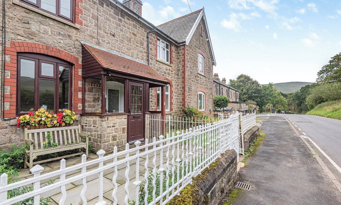 Peak District National Park Cottage | 2 bedroom accommodation in Edale, near Castleton