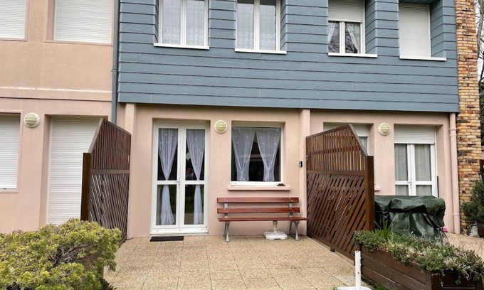 Saint-Pair-sur-Mer House | 2* gite for 4 people in a 5ha private park, 400m from Jullouville beach