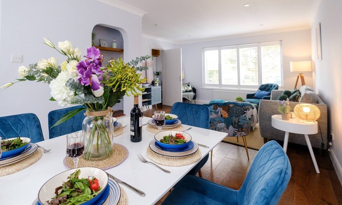 Knodishall Cottage | 2 Hillcrest - sleeps 6 guests in 3 bedrooms