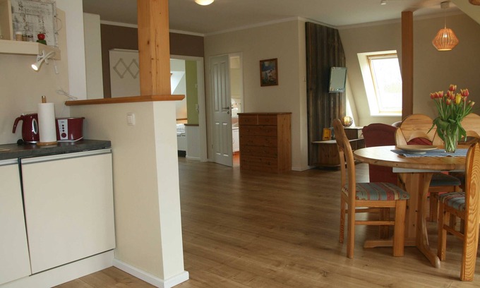 Alt Bukow Apartment | 2) Holiday apartment 3-room, upper floor, 90m² - Landhaus Alte Schule near