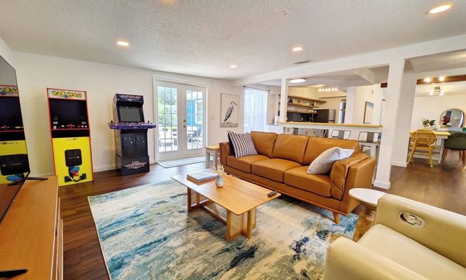 Arlington House | 2 homes for 1 - Arcade, Firepit, Patio - Main house & Lrg guest house included!