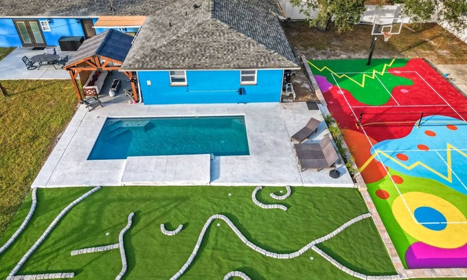 Clearwater House | 2 Homes- Heated Pool & Pickleball- The Dunedin Duo