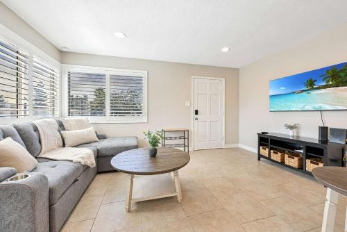 Linda Vista House | 2 Homes in 1 Sleeps 18 10 Min to Zoo and Beach