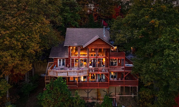 Gatlinburg - Pigeon Forge Cabin | 2 HotTubs*FirePit*Sleeps 19*Cabin+Private Studio