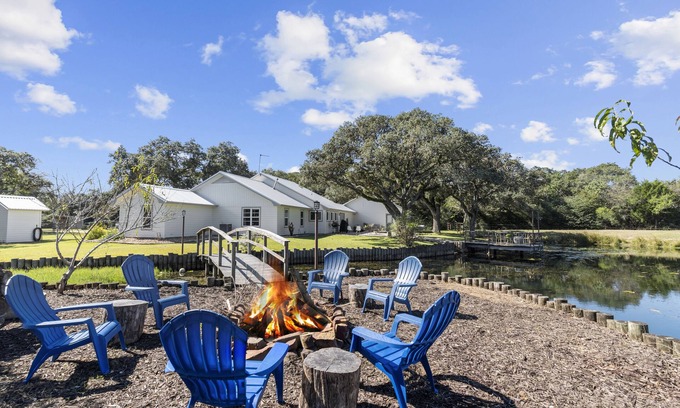 Columbus Other | 2 houses/5+bedrooms! Party Barn with games! Stocked Pond! On 5 acers-Sleeps 17