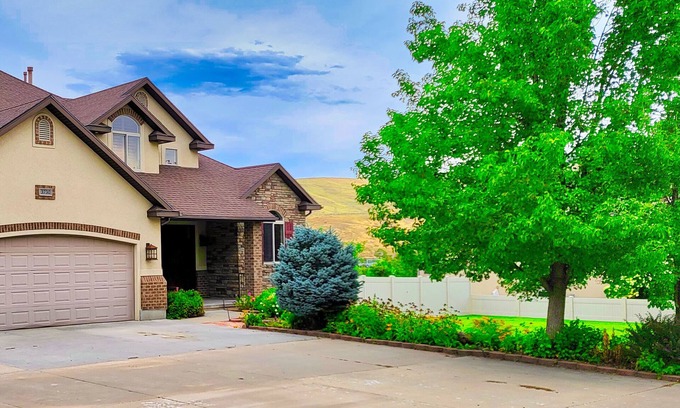 Morgan County House | 2 King, 2 Queen, 7 Twin, Wasatch Back Mountain Luxury BnSki in Morgan County.