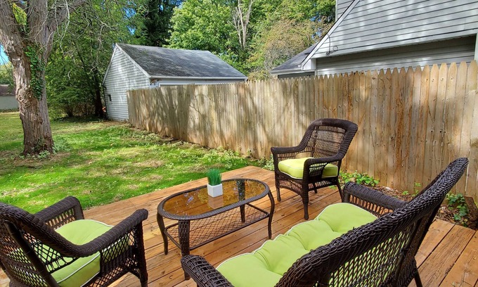 Richmond Heights House | 2 KING 3 QUEEN BEDS. Spacious. Quiet Neighborhood
