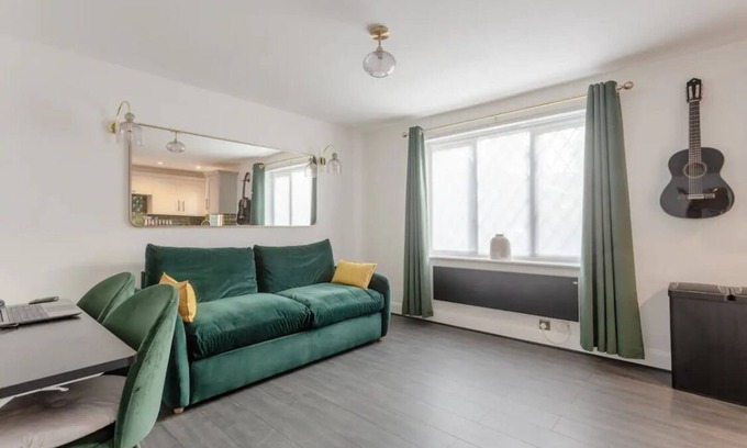 Rotherhithe Apartment | 2 King Bed Modern Refurb Flat - 10 mins 2 London Bridge - Sleeps 6 Guests