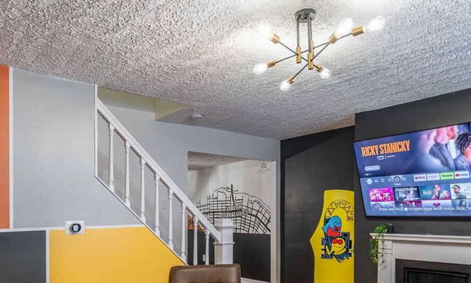 South Side Flats House | 2 King Beds | Free Parking | Arcade | Fire Pit