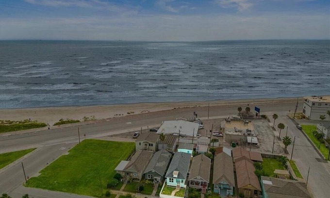 San Jacinto House | 2 King BRs! Clean! Across from Beach!