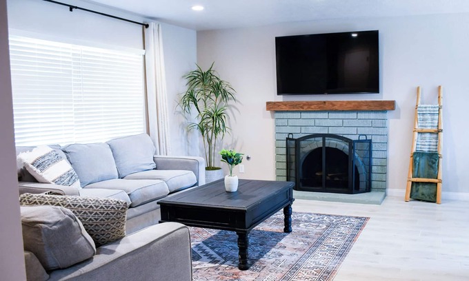Victorville House | 2 King I Desert Oasis I Las Vegas I Free Cleaning