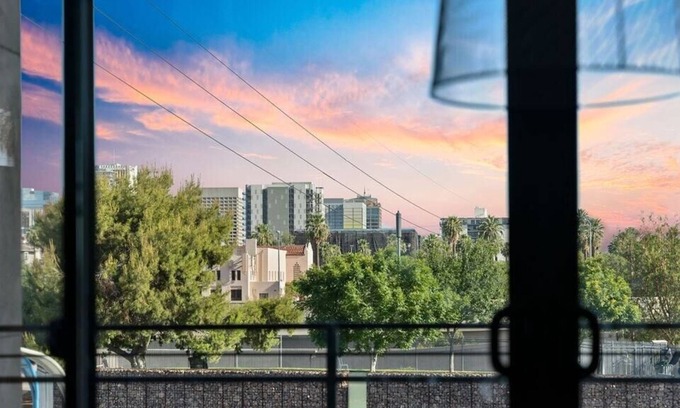 Roosevelt House | 2 King Lux Beds | PET Friendly | City Skyline View