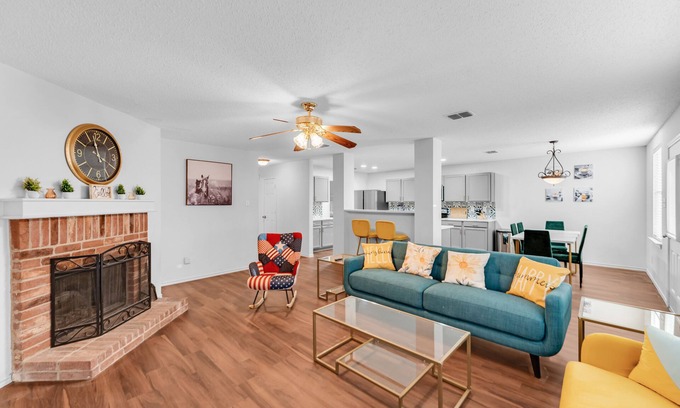 Anna House | 2 King ! Newly renovated w/8 beds sleeps upto 16 people
