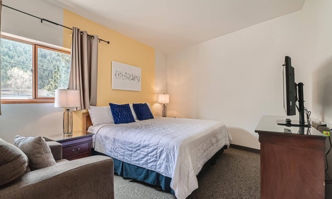 Idaho Springs Hotel | 2 King Suite w/Private Bedroom in Boutique Mtn Motel