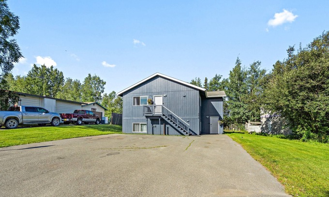 Bayshore - Klatt House | 2 King Suites! 4 bedrooms + bonus room. Great for groups! 2 complete units.