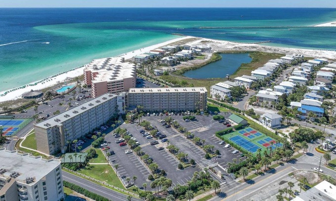 North West Florida Condo | 2 King Suites + Sunsets + Heated Pool + Hot Tub!