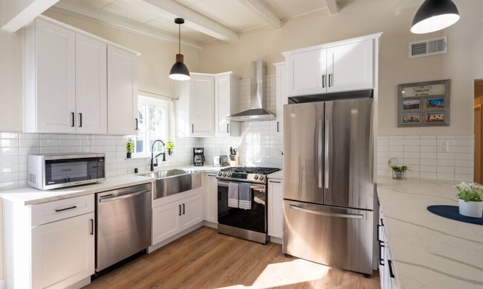 Charter Oak House | 2 Kings, 2 Twin, Pets allowed. Backyard, Garage