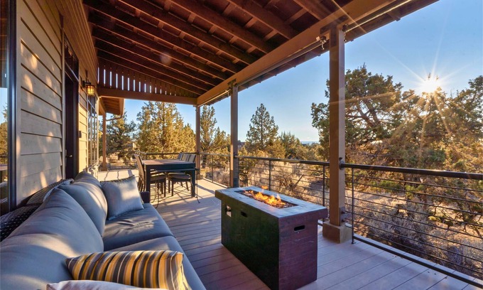 Powell Butte Cabin | 2 Kings+Twin | Hot Tub | Fire Table | Modern Cabin